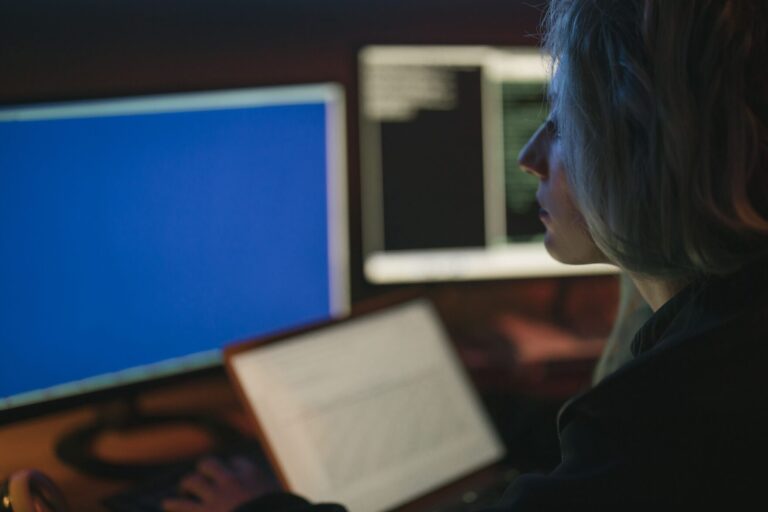 Seniorzy w CBZC uczą się chronić przed cyberoszustami - Cyberprzestępczość