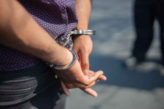 Policja rozbiła gang: broń, narkotyki i kradziony Mercedes - Paragraf
